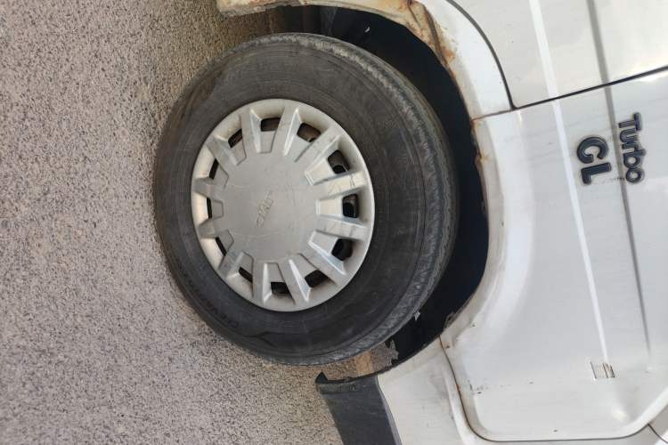 Used JMC Transit 2017 2.8T Commercial Version Short Wheelbase Mid-Roof 6/7/8-Seater JX493 Right Front Wheel Hub