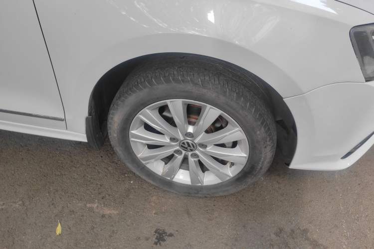 Used Volkswagen Sagitar 2017 1.6L Automatic Comfort Model Right Front Wheel Hub