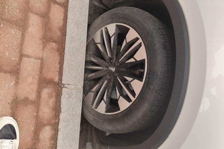 Used Bestune T77 2020 PRO 280 TID Automatic Luxury Model Right Front Wheel Hub