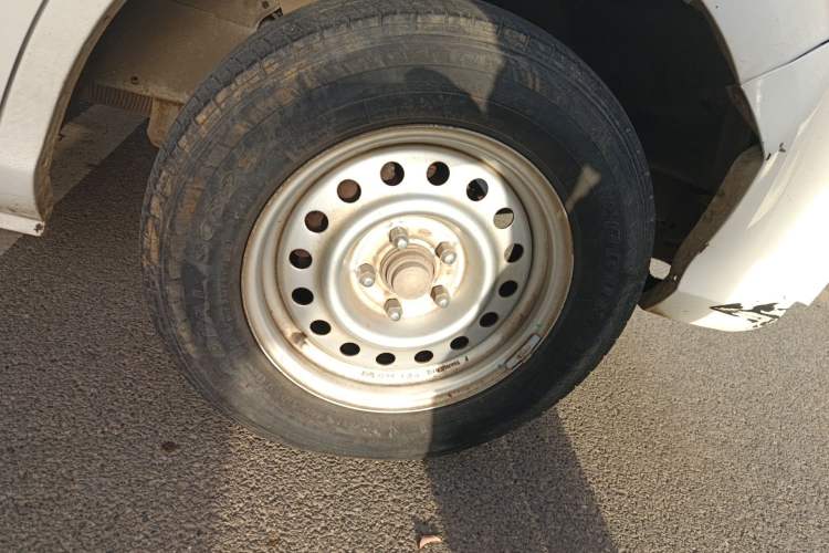 Used Foton Scenic G5 2022 2.0L Gasoline Commercial Version Open-Window 5/6-Seater 1TZS Right Front Wheel Hub