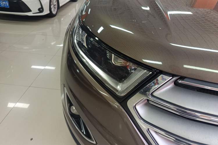 Used Ford Edge 2016 EcoBoost 245 Two-Wheel-Drive Titanium 7-Seater Right Front Headlight