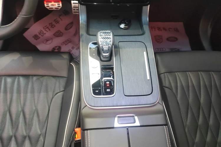 Used GAC Trumpchi GS8 2022 Linghang Series 2.0 TGDI Two-Wheel-Drive Luxury Smart Connectivity Version (7 Seats) Gear Lever