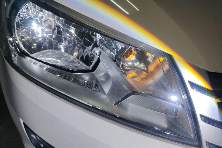 Used Volkswagen Santana 2015 1.6L Automatic Comfort Edition Right Front Headlight