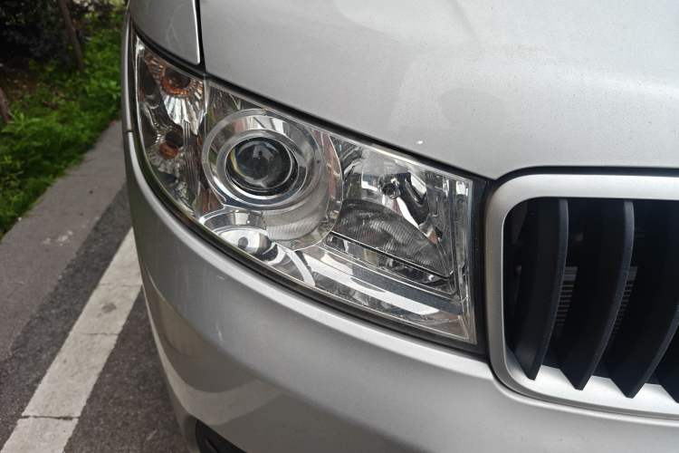 Used Jinbei Hiace X30 2024 1.5L Wealthy-Style Passenger Van 5/6/7 Seater with Front-Mounted Air Conditioning
