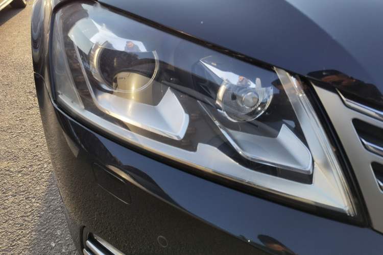 Used Volkswagen Magotan 2013 2.0 TSI Luxury Model Right Front Headlight