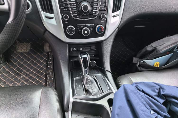 Used JMC Yusheng S350 2014 2.4T Automatic 2WD Diesel Luxury Version with Sunroof 7 Seats Gear Lever