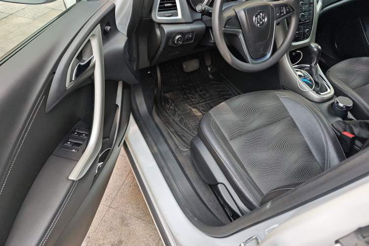 Used Buick GT 2012 XT 1.6L Automatic Fashion Edition Driver Seat