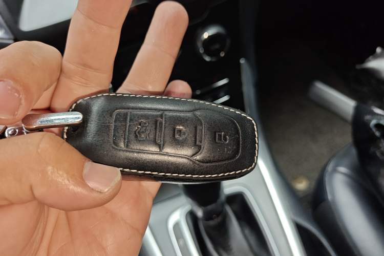 Used Ford Edge 2015 2.0T GTDi Two-Wheel-Drive High-Line Version
