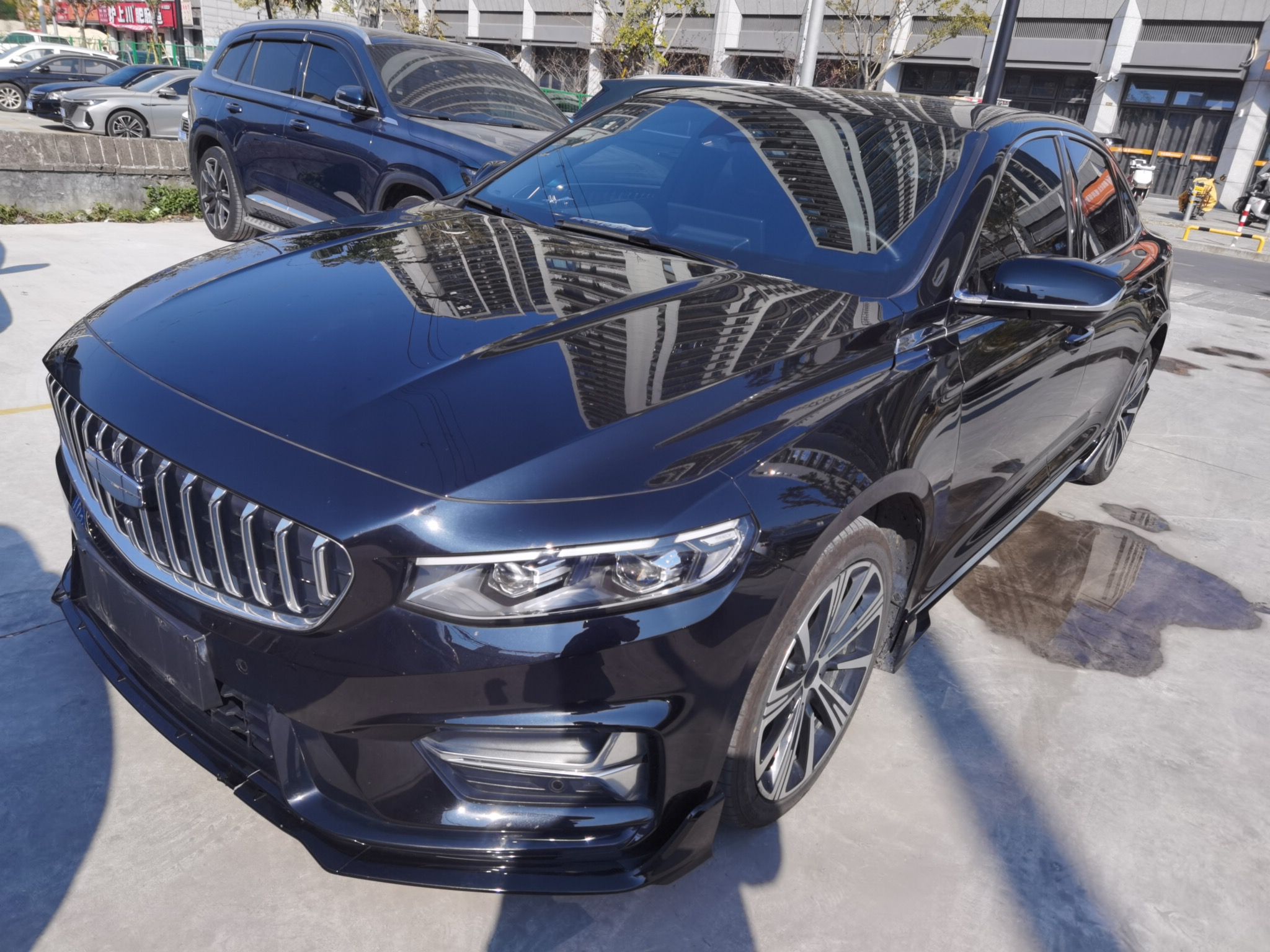 تحت مقدمة السيارة