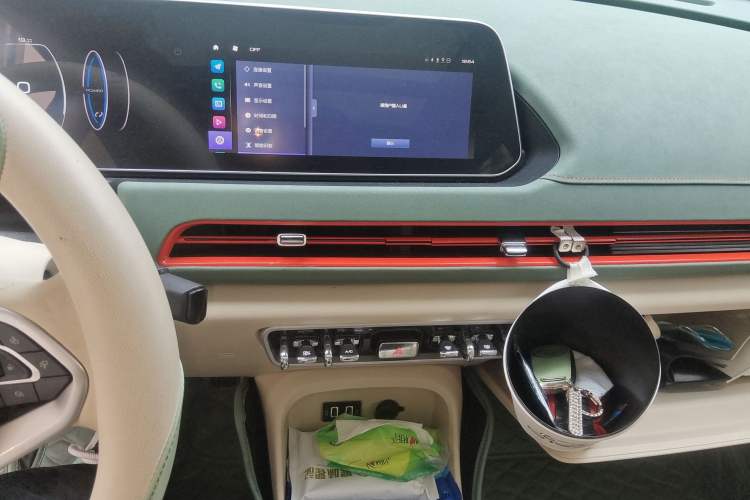 Used ORA Good Cat 2022 Morandi Edition 400km Standard Range Premium Version Lithium Iron Phosphate Audio And AC Panel