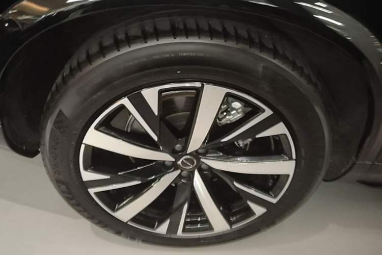 Used Volvo XC90 New Energy 2025 Facelifted T8 Luxury Flagship 7-Seater Exterior 5