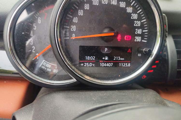 Used MINI 2016 1.5T COOPER SEVEN Five-Door Edition Odometer Close Up