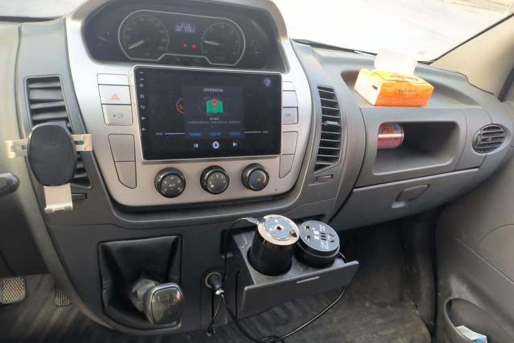 Used SAIC MAXUS Xintu V80 2015 2.5T Manual Aoyuntong Version Short Wheelbase Mid-Roof Audio And AC Panel