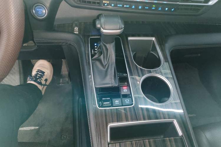 Used Toyota SIENNA 2021 2.5L Hybrid Platinum Edition Gear Lever