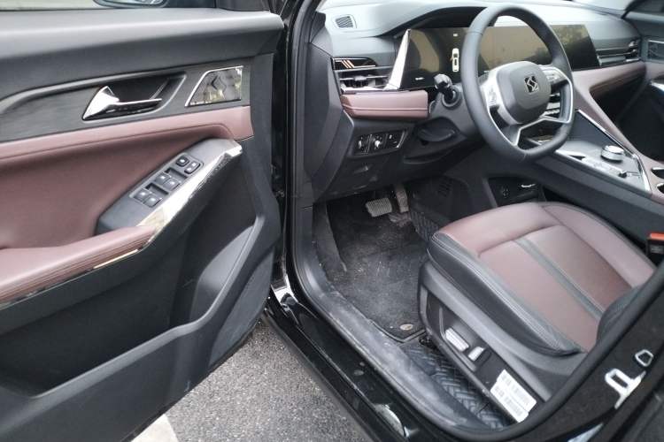 Used SOL X8 PLUS 2023 1.5 TGDI DCT Smart Edition 7-Seater Driver Seat