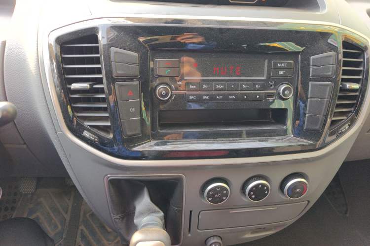 Used SAIC MAXUS Xintu V80 2019 2.5T Classic Edition 6-Speed Manual – Aoyuntong Modified Version Short Wheelbase Mid-Height Roof 5/6 Seats Audio And AC Panel