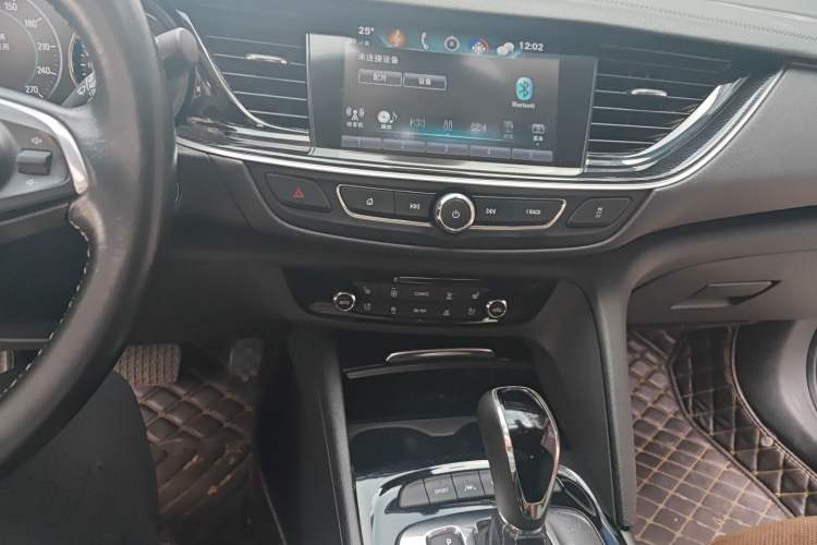 Used Buick Regal 2017 20T Prestige Model Audio And AC Panel