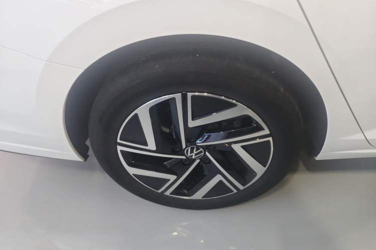 Used Volkswagen Sagitar 2023 300TSI DSG Excellence Edition Right Rear Wheel Hub