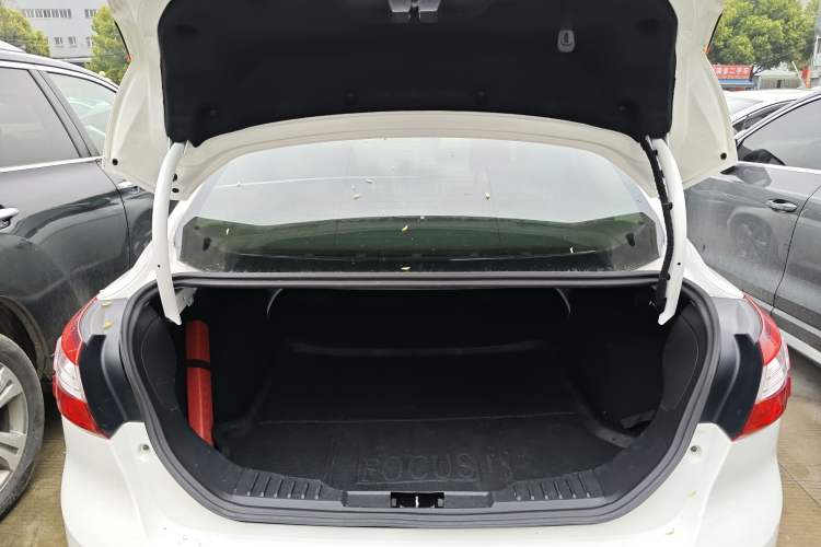 Used Ford Focus 2012 Sedan 1.6L Automatic Fashion Edition
