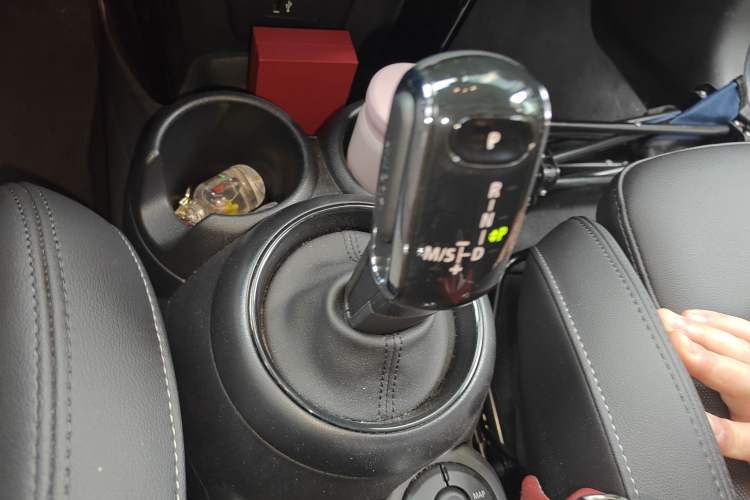 Used MINI 2023 Updated 1.5T COOPER Artist Five-Door Edition Gear Lever