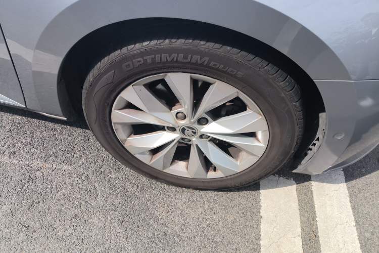 Used Skoda Superb 2016 TSI330 DSG Innovation Edition Right Front Wheel Hub