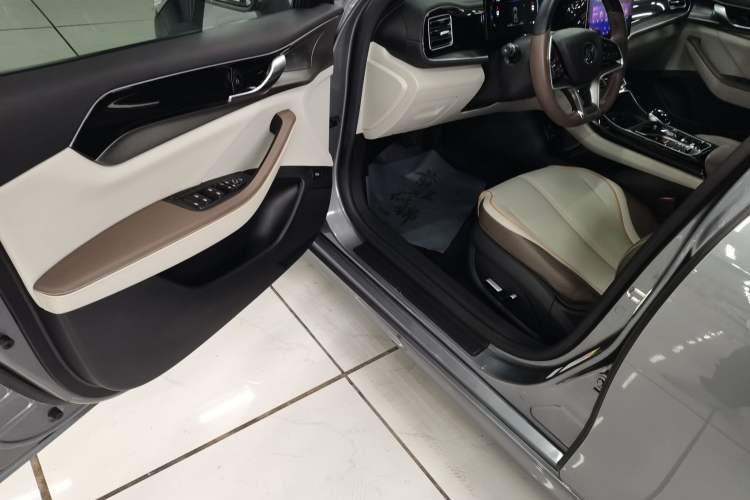 Used BYD Qin PLUS 2023 Champion Edition EV 420KM Superior Model Driver Seat