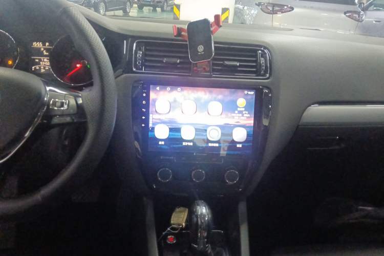 Used Volkswagen Sagitar 2018 1.6L Automatic Comfort Model Audio And AC Panel