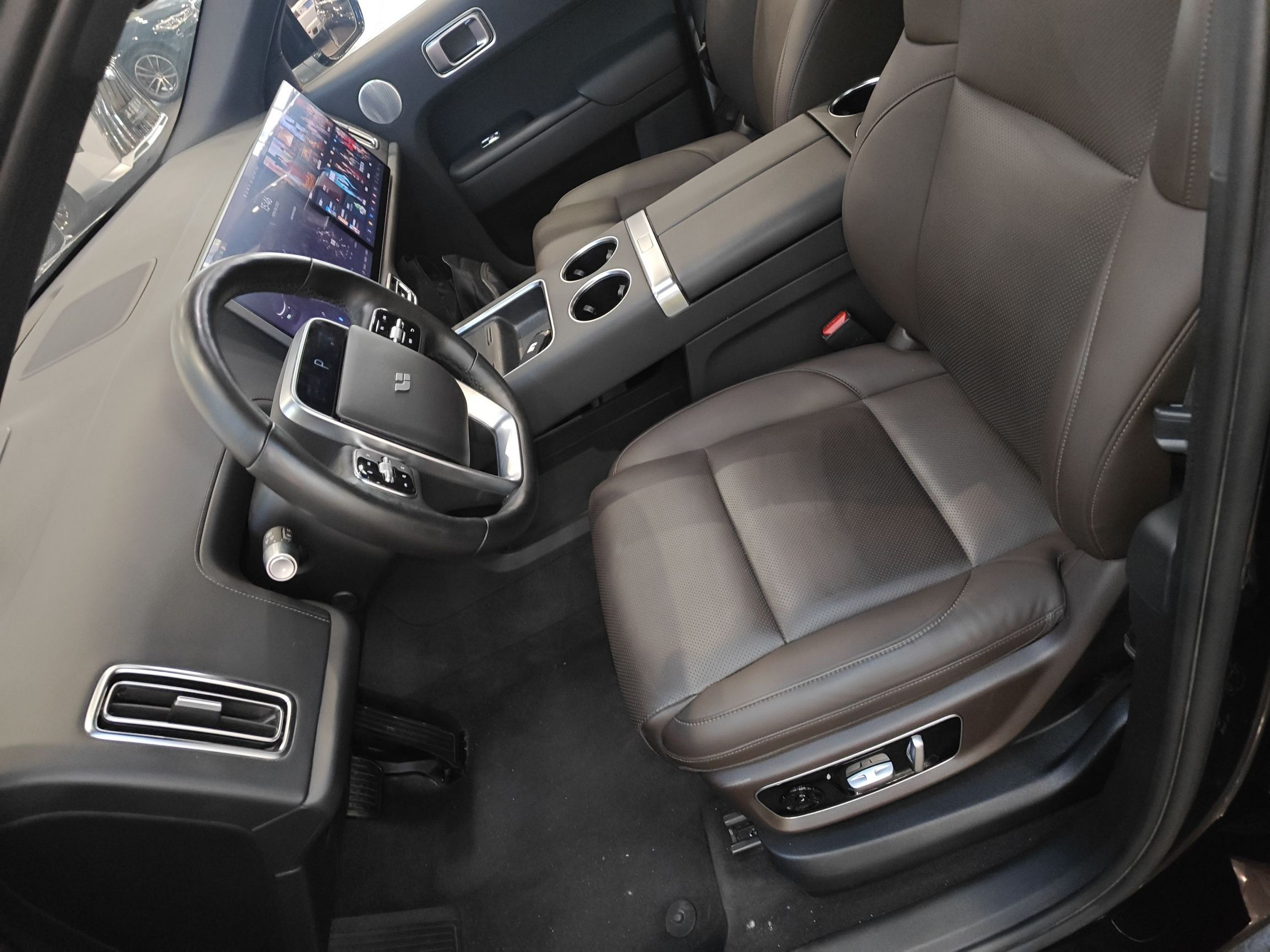 Переднее сиденье в автомобиле