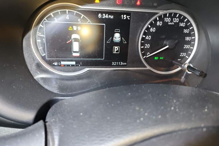 Used Nissan Kicks 2017 1.5L CVT Smart Drive Edition Odometer Close Up