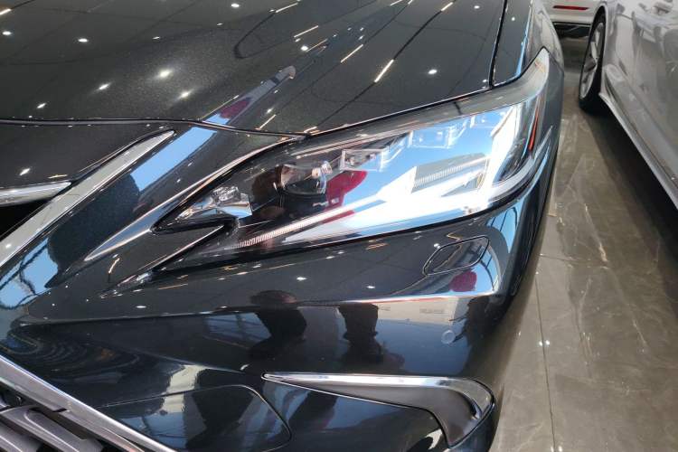 Used Lexus ES 2022 300h Deluxe Edition
