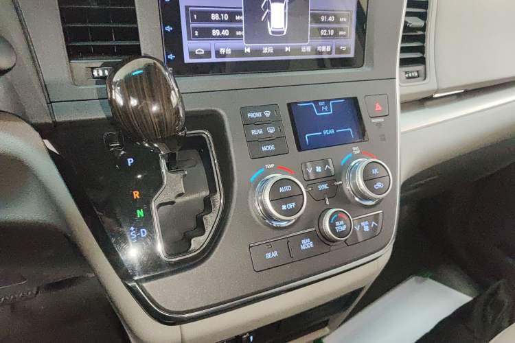 Used Toyota SIENNA 2017 3.5L Four-Wheel Drive LE Trim 7 Seats – U.S. Specification
