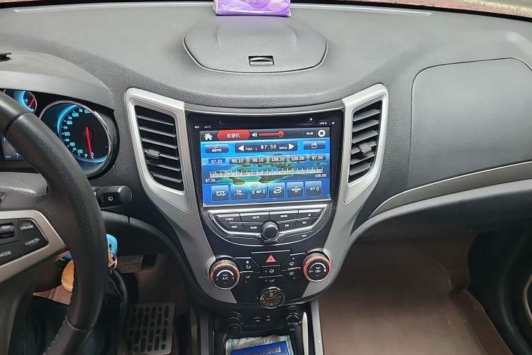 Used CHANGAN CS35 2012 1.6L Automatic Luxury Version China IV Standard Audio And AC Panel