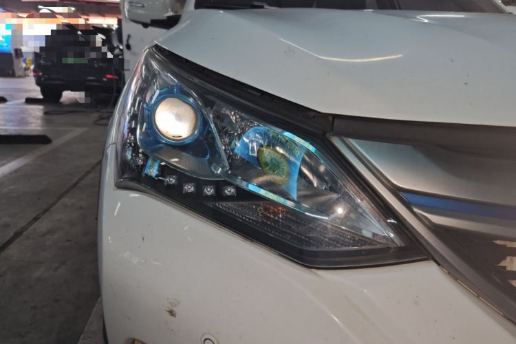 Used BYD Song New Energy 2017 Song DM 1.5TID All-Wheel Drive Prestige Model Right Front Headlight