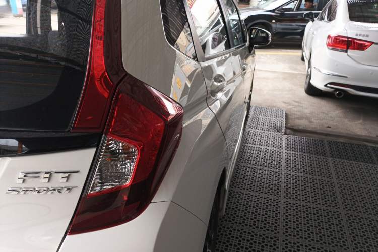 Used Honda Fit 2018 1.5L CVT Trendy Run+ Edition Exterior 3