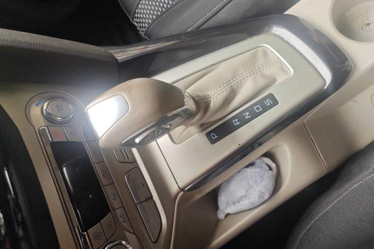 Used Ford Focus 2012 Sedan 1.6L Automatic Fashion Edition Gear Lever