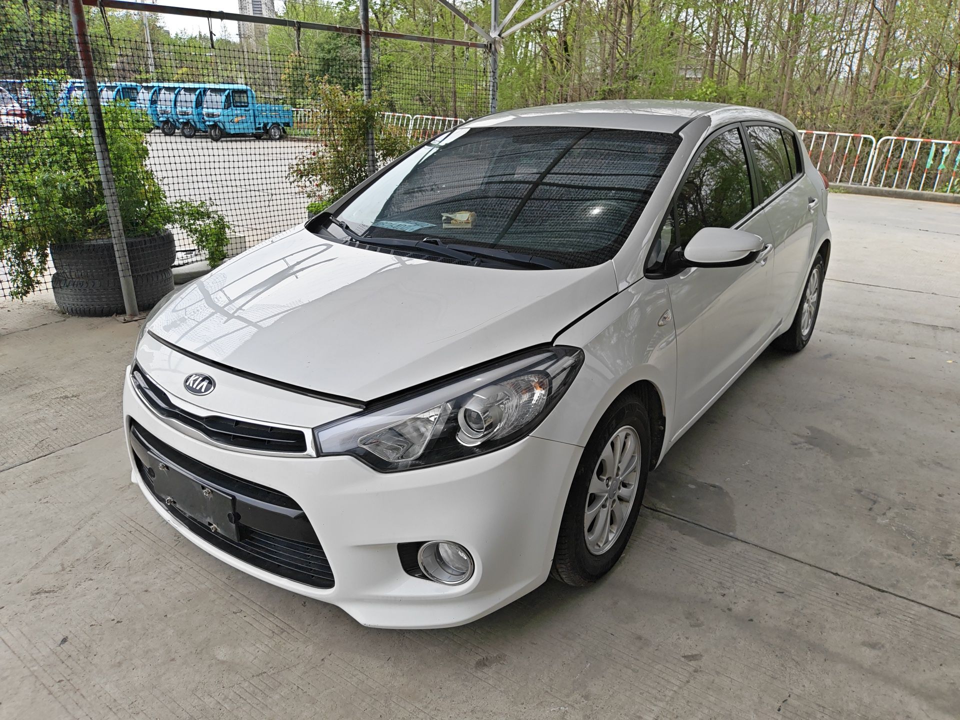 تحت مقدمة السيارة