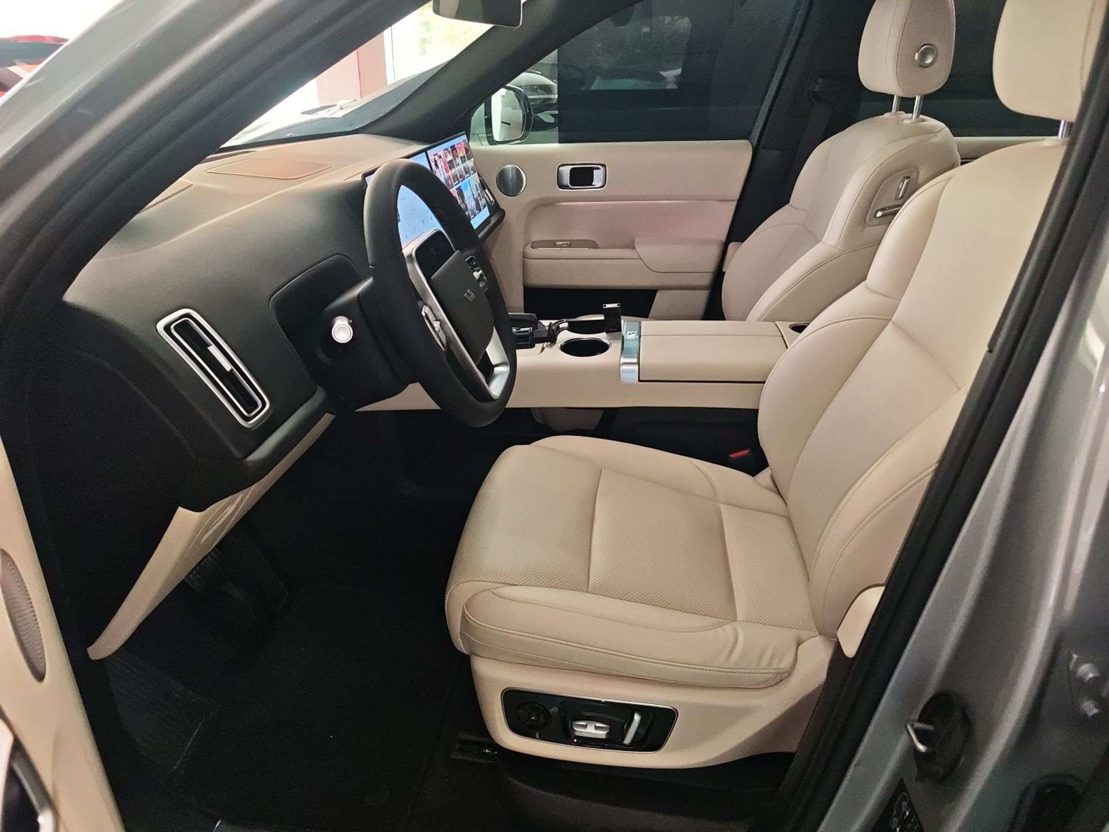 Переднее сиденье в автомобиле