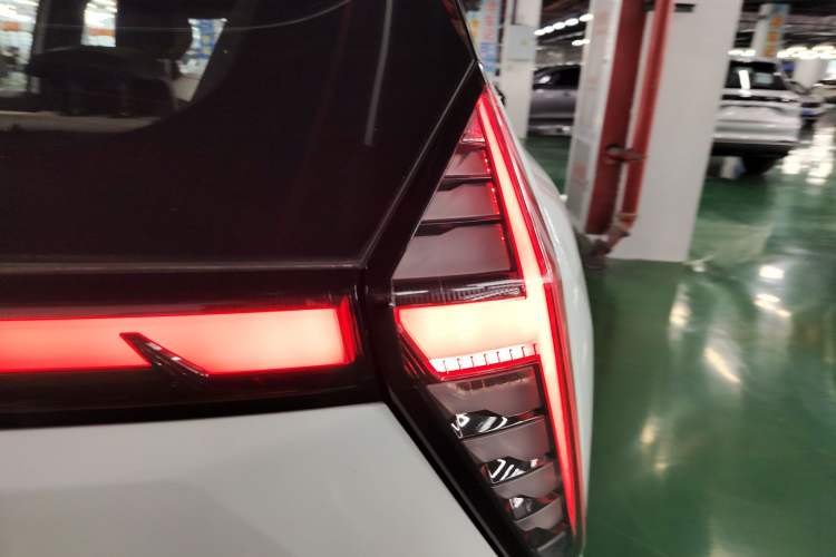 Used Geely Auto FX11 2023 1.5TD Leishen Hi·F Super Swift Right Rear Taillight