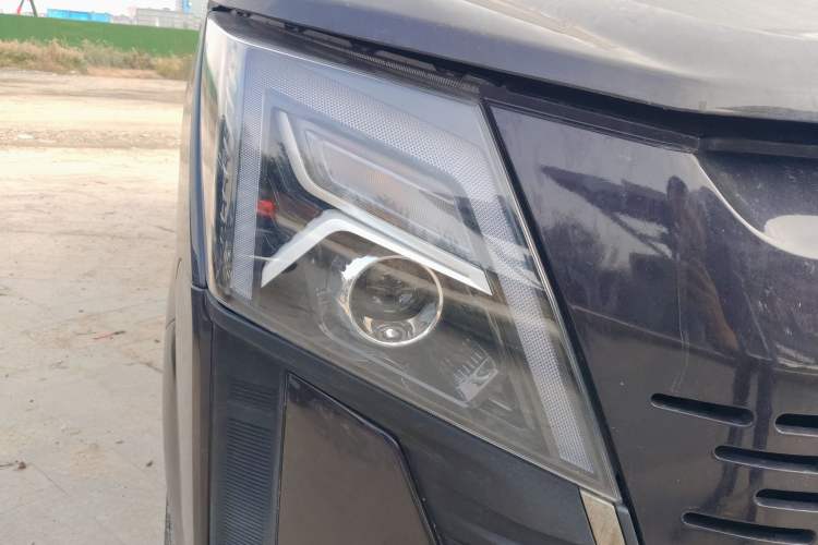 Used Dongfeng Yufeng Yufeng 2023 V9+ 2.0T Manual Front-Wheel-Drive Multi-Function Mid-Roof Van with 7/8/9 Seats
