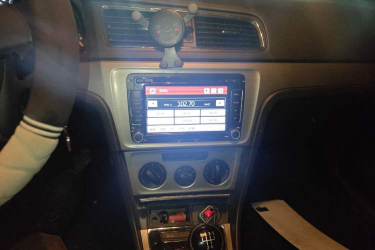 Used Volkswagen Lavida 2013 1.6L Manual Comfort Edition Audio And AC Panel