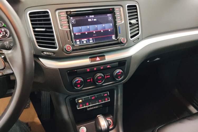 Used Volkswagen Sharan 2018 Revised Version 380TSI Comfort Edition 7-Seater Audio And AC Panel