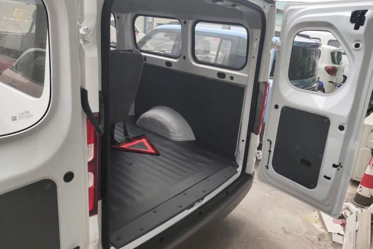 Used Wuling Yangguang 2024 300KM Comfort Version Passenger Van 75kW