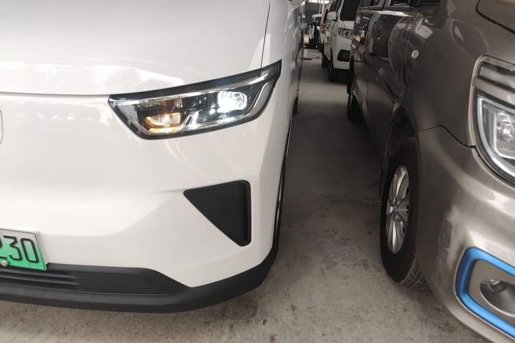 Used Wuling Yangguang 2024 300KM Comfort Version Passenger Van 75kW
