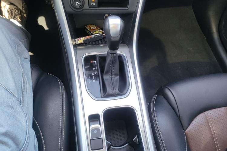 Used BYD Song 2016 Gaishi Edition 1.5TID Automatic Luxury Model Gear Lever