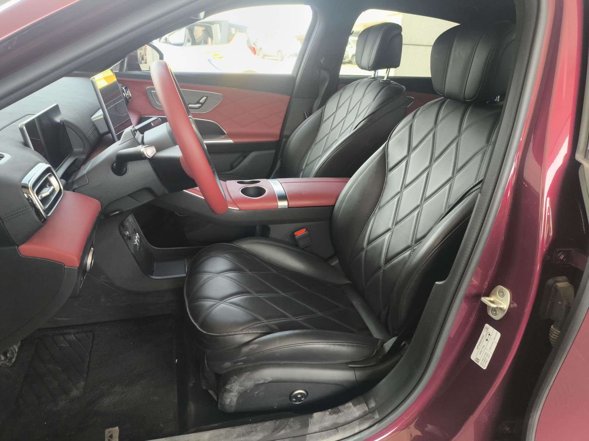 المقاعد الأمامية داخل السيارة