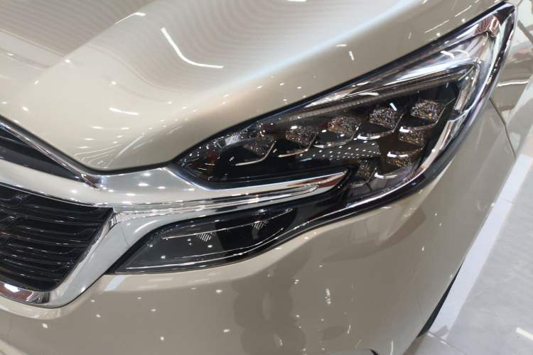 Used Buick GL8 2022 ES Landtrek 653T Luxury Edition