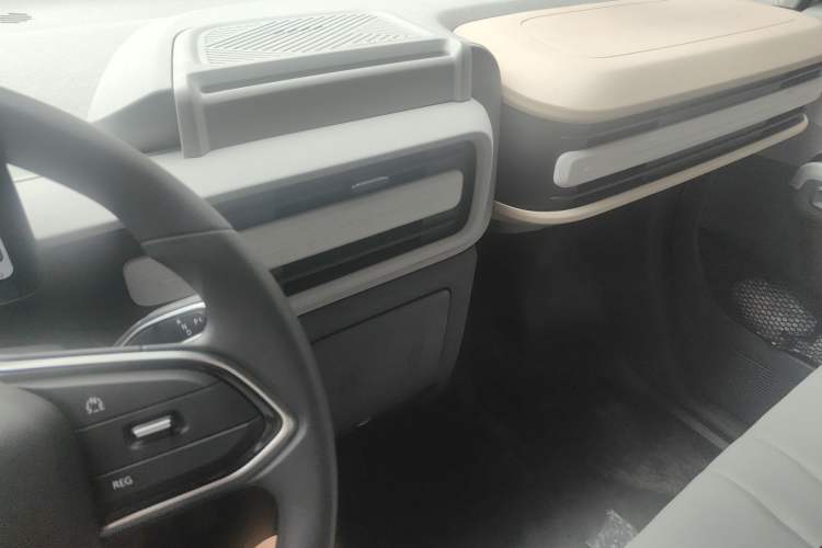 Used SAIC MAXUS Dana V1 2025 Low-Roof Multi-Function Version 42 kWh Gear Lever