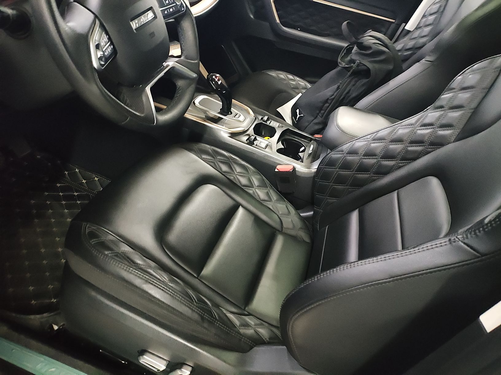 المقاعد الأمامية داخل السيارة