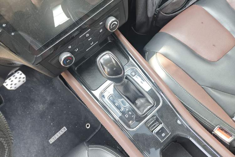 Used Dongfeng Fengon 580 2016 Revised Version 1.5T CVT Luxury Edition Gear Lever