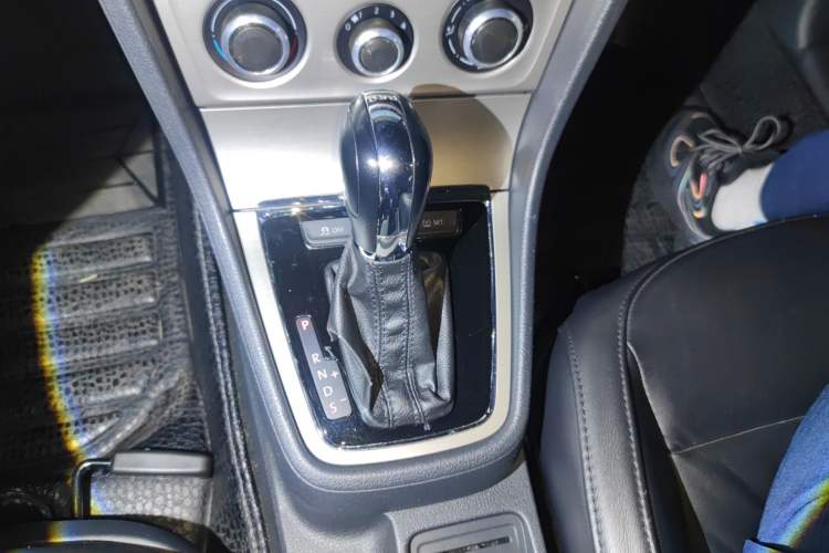 Used Volkswagen Lavida 2013 1.4TSI DSG Comfort Edition Gear Lever
